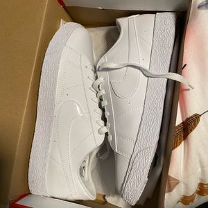 Woman’s size 6 all white blazers low